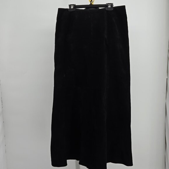 A.M.I. Elegant Black Suede Maxi Skirt - Picture 2 of 8
